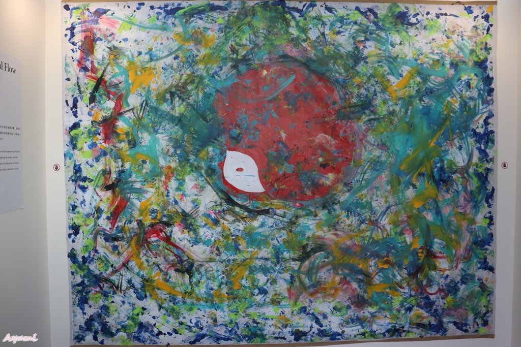 海洋中的一片森林特展藝術家寧芮潔創作的Moi大型氣球裝置爬上