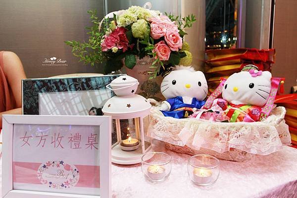 凱蒂也在收禮桌迎接賓客 --喬巴凱蒂甜蜜花園