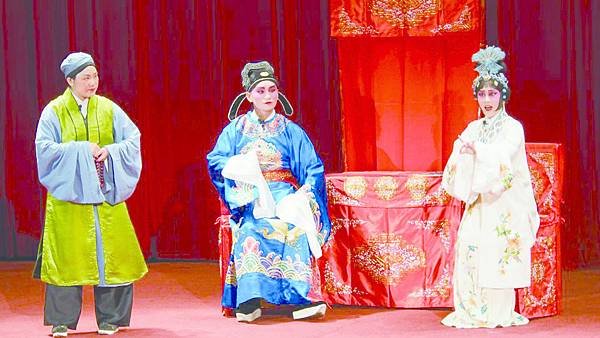 12_《望江亭》劇照，（左起）吳桂李、許懷之、洪逸柔