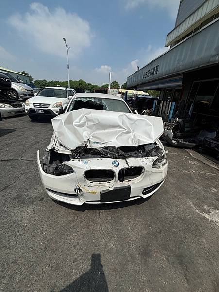 2014年 BMW 寶馬 F20 白色 1.6 5D－鴻運聯邦汽車中古材料行&合法報廢汽機車回收廠｜痞客邦