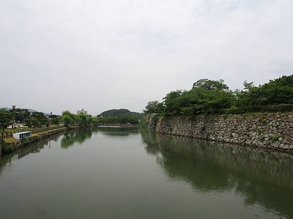 護城河也很寬廣，感覺真的有護城到。