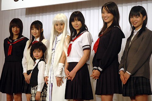 左起南明奈、秋山奈奈、吉田里琴、濱田翔子、仲村みう、綠友利惠、入船加澄實。