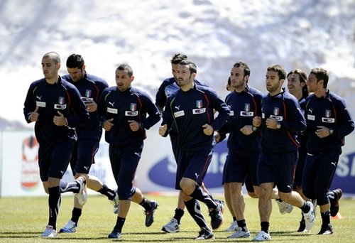 d06733710e0c70a753fd94798fb271b7-getty-fbl-wc2010-ita-squad-training.jpg