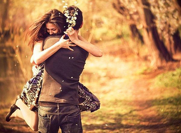 Pleasing-Couple-Love-Hug-Wallpaper