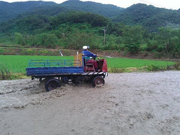 BC175  2012-8-24 天秤颱風 正登陸中006