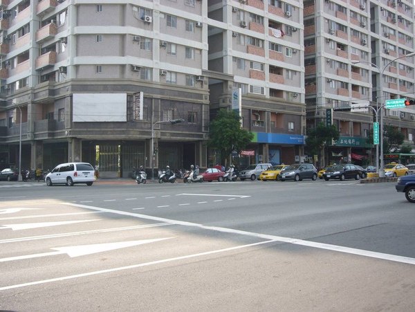 文心路捷運角間大店面.jpg