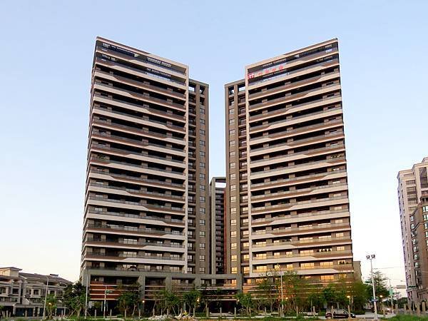 [青埔高鐵] 竹城建設-竹風青塘(大樓)