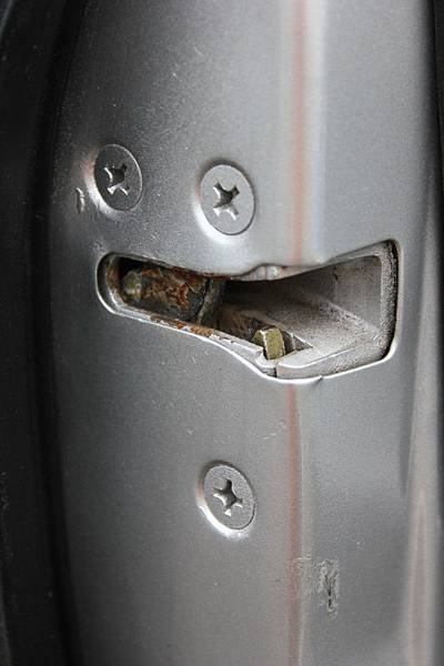 駕駛座車門六角鎖