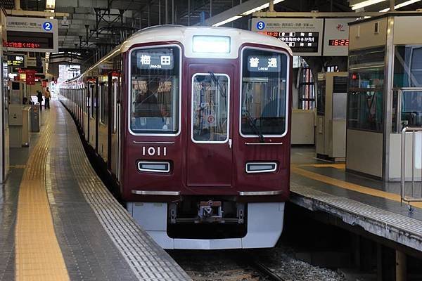 中間這線(2 &amp; 3月台)供往返梅田方向的列車使用