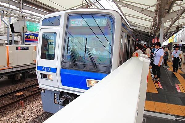 擔任&quot;F ライナー&quot;的西武6000系
