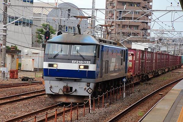 桃太郎帶領貨物列車緩緩駛來