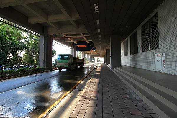 大車從站體下方的道路疾駛而過