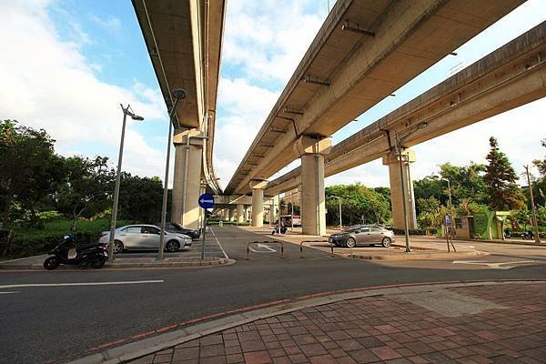 東側設有停車場, 再過去就是蘆竹機廠