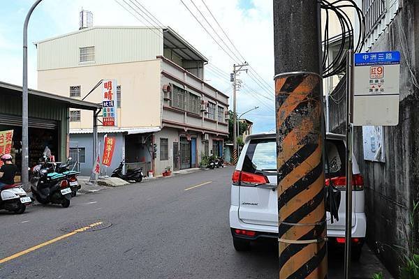 隱身於電線桿後的公車站牌