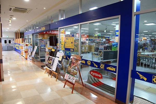 想不到模型店開在這裡吧
