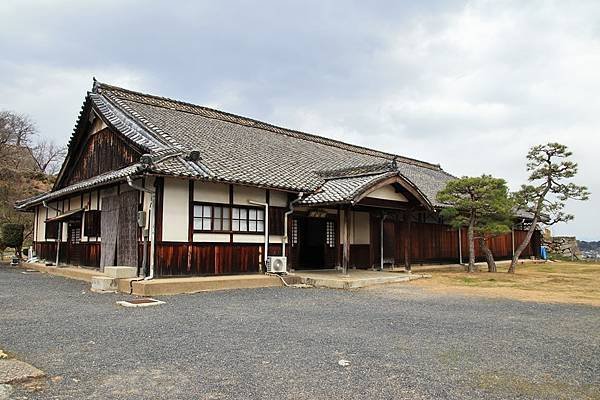 鶴山館