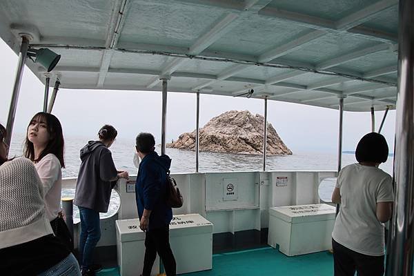 穿過雄獅子岩和大島之間的水道
