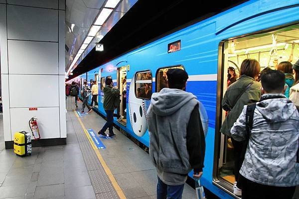 想不到這班車竟然塞了滿滿的乘客