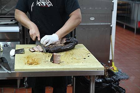 Brisket_House_切肉.jpg