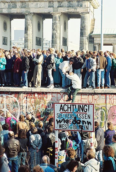 403px-BerlinWall-BrandenburgGate