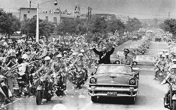 U.S._President_Eisenhower_visited_TAIWAN_美國總統艾森豪於1960年6月訪問臺灣台北時與蔣中正總統-2.jpg