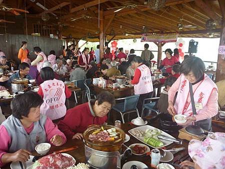 獨居長者圍爐品嚐美食聽國樂與看魔術表演