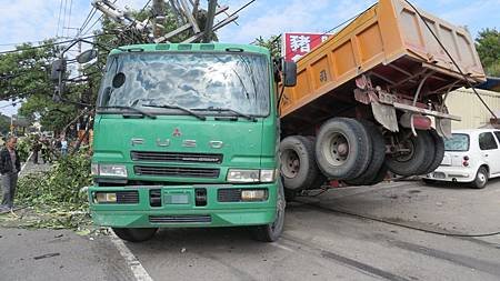 砂石車爆胎4