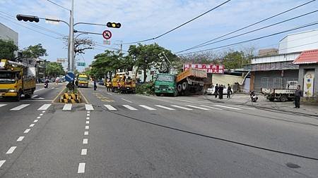 台三線砂石車爆胎失控衝撞電桿幸好無人受傷