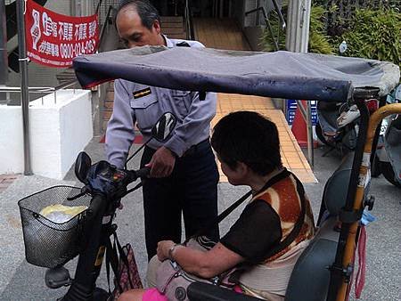 障礙婦駕輪椅車故障員警解圍助返家