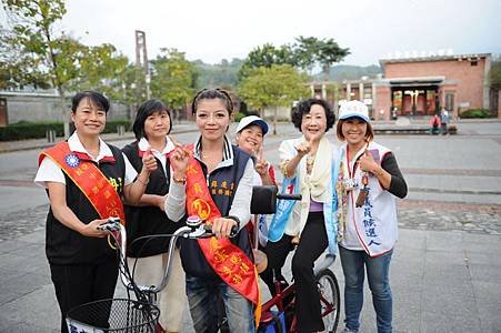 邵曉鈴東勢衝選情初體驗協力車拜票