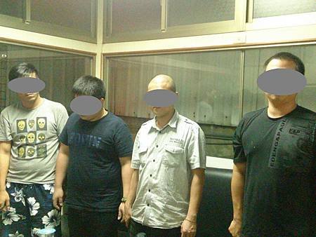不滿被按兩聲喇叭車上乘客下車打傷大學生