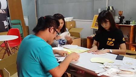扇子文宣品供不應求洪慈庸自己貼