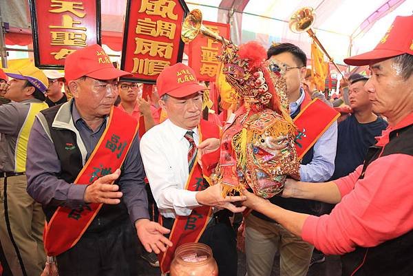 全台最早迎媽祖新社九庄媽遶境登場