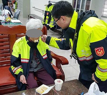 老嫗迷途街上受凍員警披衣餵熱食