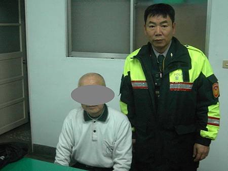 迷途老翁深夜呆坐路旁員警助返家
