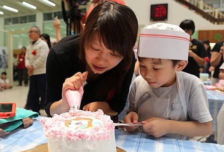 葫蘆墩親子同做蛋糕鋼鐵人共度母親節
