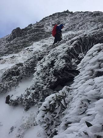 山圈谷步道積雪-雪霸高山志工賀建容攝.jpg