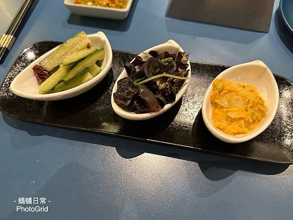 板橋美食 烤鴨多吃 片鴨 鴨料理餐廳推薦 王品集團 享鴨 小菜 涼菜三拼.JPG