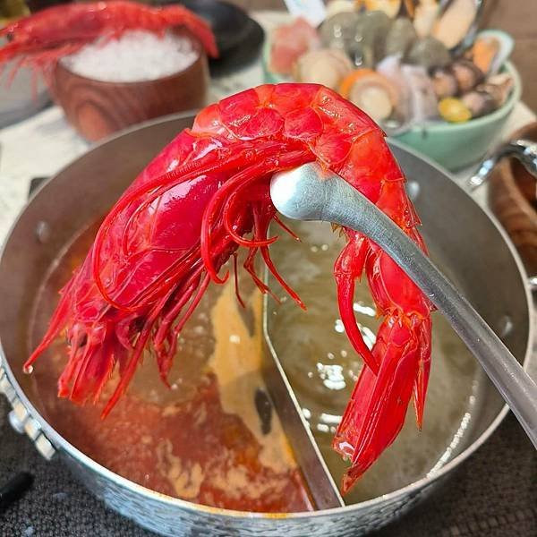 【食記】梨花A5和牛放題，推薦必吃以秘制蝦皇湯＋蔬果水炊湯鴛