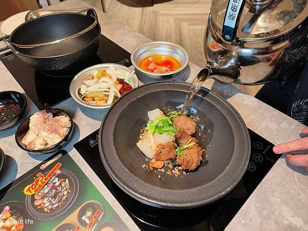 【高雄】狂一鍋義享店 排隊人潮超驚人，從新北中和爆紅到高雄 