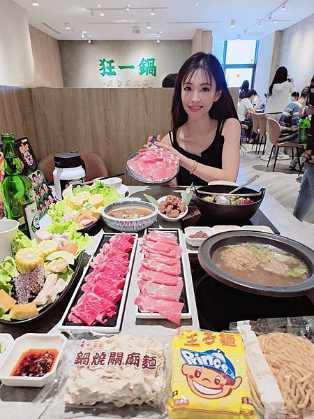 【高雄】狂一鍋義享店 排隊人潮超驚人，從新北中和爆紅到高雄 