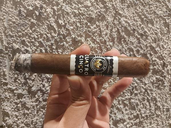 Joya De Nicaragua Cuatro Cinco Reserva Especial Toro b.jpg