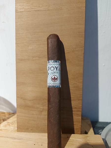 Joya de Nicaragua Silver Corona a.jpg