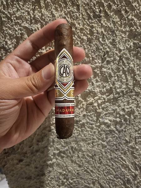 CAO Gold Maduro Churchill b.jpg