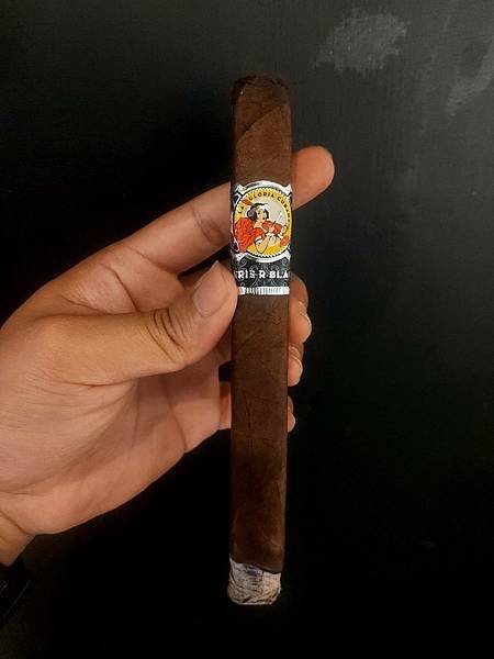 La Gloria Cubana Series R Black No.48 Box-Pressed b.jpg