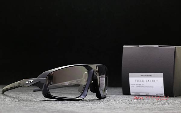 OAKLEY FIELD JACKET Photochromic OO9402-0664 變色款運動型太陽眼鏡 高雄得恩堂左營店 專業銷售店