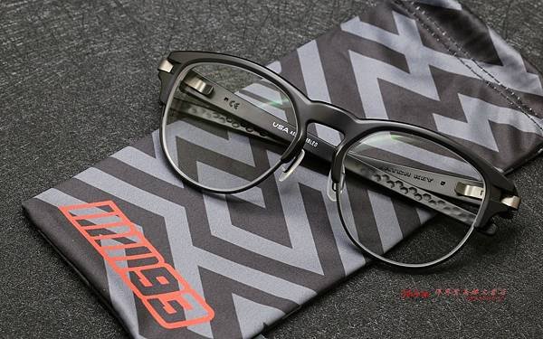 OAKLEY Latch Key L OO9394-0855 &amp; 法國依視路第七代全視線視無線變色鏡片 高雄得恩堂左營店 專業銷售店