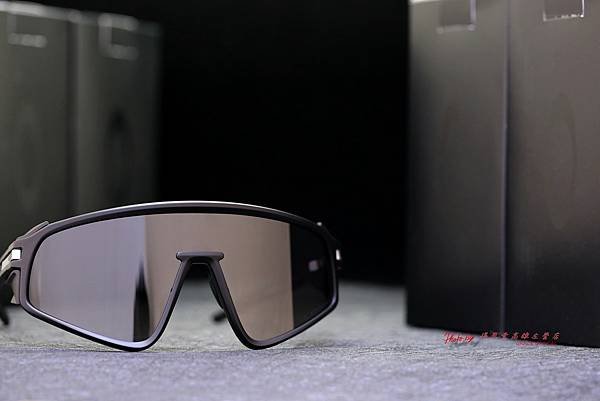 Oakley Latch panel OO9404 運動太陽眼鏡 高雄得恩堂左營店 專業銷售店