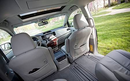 2012-Toyota-Sienna-XLE-interior.jpg