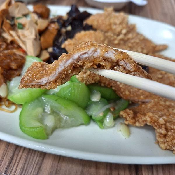 2024.03.18　二姊排骨飯｜新文青風店面。薄炸排骨香酥